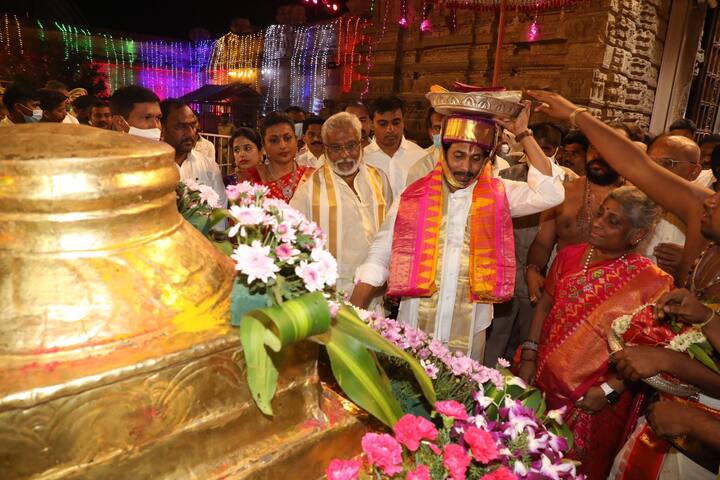 అర్చకులు ముఖ్యమంత్రికి తలపాగా కట్టి పళ్లెంలో పట్టువస్త్రాలు, ముత్యాల తలంబ్రాలు ఉంచారు. సీఎం వీటిని ఊరేగింపుగా తీసుకుని వెళ్లి ఆలయంలో అర్చకులకు అందించి స్వామి వారిని దర్శించుకున్నారు
