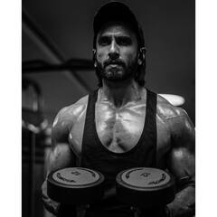 ਰਣਵੀਰ ਸਿੰਘ ਦੀ ਕੜਕ ਬੌਡੀ ਵੇਖ ਹੈਰਾਨ ਹੋਏ ਲੋਕ, ਬੋਲੇ, 'ਸਕਰੀਨ ਕ੍ਰੇਕ ਹੋ ਗਈ'