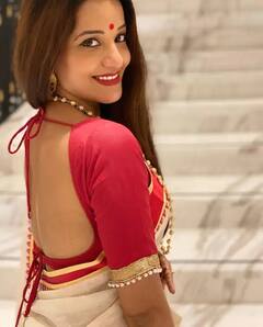 લાલ બિંદી અને ટ્રેડિશનલ બંગાળી લૂકમાં દેખાઈ ભોજપુરી ક્વીન મોનાલિસા, જુઓ ફોટો