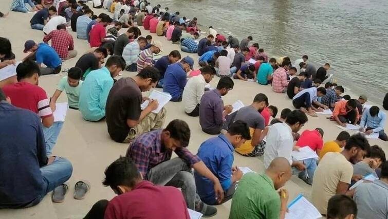 Bihar students studying for competitive exams on the banks of river Ganges પટનામાં ગંગા કિનારે બેસી સ્પર્ધાત્મક પરીક્ષાની તૈયારી કરી રહ્યા છે સેંકડો વિદ્યાર્થીઓ, તસવીર થઇ વાયરલ