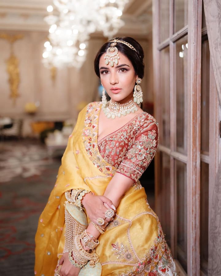 नुकतेच तिनं खास ब्रायडल लूकमधील फोटो शेअर केले.  (Jasmin Bhasin/Instagram)
