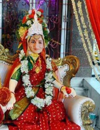 चाहत्यांनी पुतळ्यांना आलिया आणि रणबीरचा फोटो लाऊन त्यांचं बंगाली रितीरिवाजांनुसार लग्न लावलं आहे.