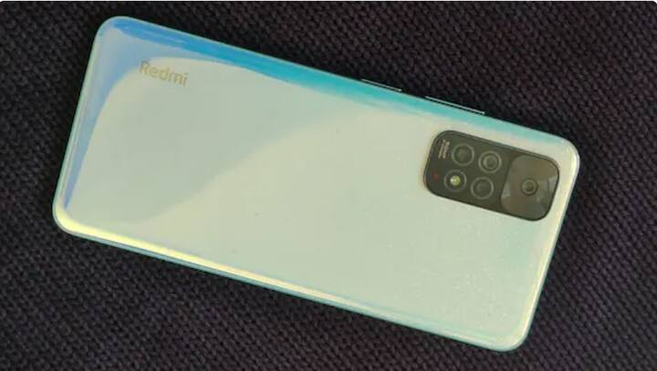 Redmi Note 11: এই স্মার্টফোনটি 3টি ভ্যারিয়েন্টে পাওয়া যায়। এর মধ্যে রয়েছে 4GB/64GB, 6GB/64GB ও   6GB/128GB ভ্যারিয়েন্ট। তাদের দাম যথাক্রমে 13,499 টাকা, 14,499 টাকা ও 15,999 টাকা।