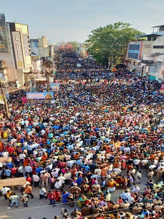 மீனாட்சி சுந்தரேஸ்வரர் தேரைக் காண மக்கள் வெள்ளம் போல் குவிந்தனர்.