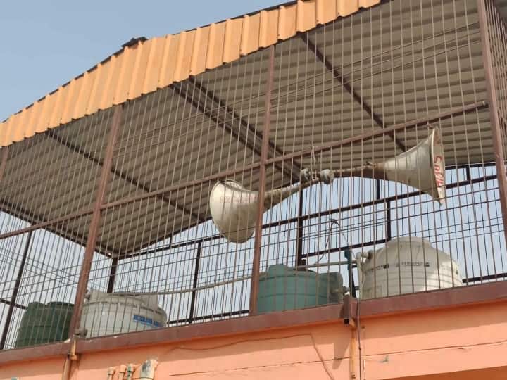 Aligarh Hindu Mahasabha installed loudspeaker at Sanatan Bhavan Hanuman Chalisa will run for five times ANN Aligarh Loudspeaker Issue: अलीगढ में हिंदू महासभा ने सनातन भवन पर लगाया लाउडस्पीकर, कहा- पांचों वक्त चलेगा हनुमान चालीसा