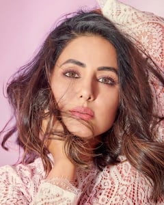 हिना खान की इन भूरी आँखों के दीवाने हुए जा रहें हैं लोग, दिल थाम कर देखें तस्वीरें