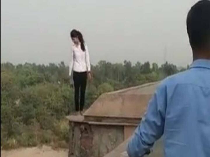 Video of CISF Personnel saving women jumping from Aakshar Dam metro station goes viral in twitter Watch Video: மெட்ரோ அடுக்கு மாடியில் இருந்து குதித்த இளம்பெண்...!  துரிதமாக காப்பாற்றிய சிஐஎஸ்எஃப் வீரர்கள் - வைரல் வீடியோ !