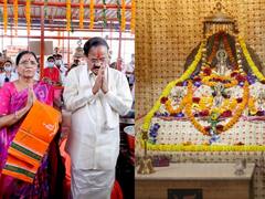 Venkaiah Naidu in Ayodhya: पत्नी के साथ अयोध्या पहुंचे उपराष्ट्रपति वेंकैया नायडू, रामलला का लिया आशीर्वाद, सामने आईं तस्वीरें
