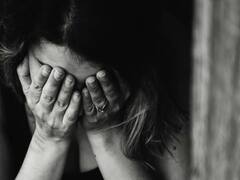 Patna News: पटना में बेहोशी की हालत में मिली गया की युवती, शरीर पर ब्लेड से काटकर लिखा है 'I Hate You'