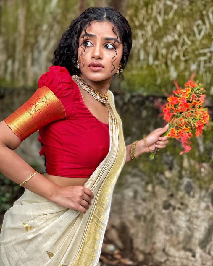 ప్రేమమ్ సినిమాతో తెలుగు తెరకు పరిచయమైన ఈ అందగత్తె ఇప్పుడు వరుస సినిమాలు చేస్తూ బిజీగా ఉంది. -Image credit: Anupama Parameswaran/Instagram