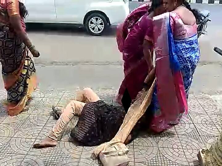 Khammam: Woman Dragged thrown out in Kalyana mandapam of Khammam district Khammam: పెళ్లి మండపం నుంచి యువతిని ఈడ్చుకొచ్చిన బంధువులు, జుట్టుపట్టి రోడ్డుపైకి నెట్టేసి - ఏం జరిగిందంటే