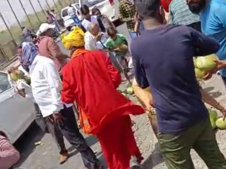 पुलिस ने मौके पर पहुंचकर लोगों की भीड़ को तितर-बितर किया. जांच अधिकारी लाखन सिंह के मुताबिक यदि लोगों को हटाया नहीं जाता तो हाईवे पर तेज दौड़ रहे वाहनों से और भी दुर्घटना हो सकती थी. कई लोग तो नारियल लेने के लिए 50 फीट नीचे गाड़ी के पास तक चले गए.