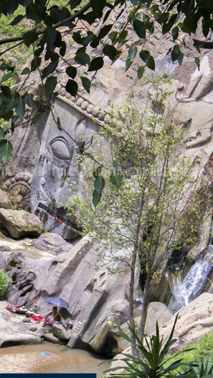 ਸਵਾਲ ਇਹ ਹੈ ਕਿ ਦਰਿਆਵਾਂ ਤੇ ਦਲਦਲਾਂ ਨਾਲ ਘਿਰੇ ਇਸ ਸੁੰਨਸਾਨ ਜੰਗਲ ਵਿੱਚ ਇਹ ਮੂਰਤੀਆਂ ਕਿਸ ਨੇ ਬਣਾਈਆਂ? ਆਖ਼ਰਕਾਰ, ਦੇਵੀ-ਦੇਵਤਿਆਂ ਦੇ ਇਸ ਰਹੱਸਮਈ ਸ਼ਹਿਰ ਨੂੰ ਕਿਸ ਨੇ ਬਣਾਇਆ? ਪੱਥਰਾਂ ਨੂੰ ਕੱਟ ਕੇ ਮੂਰਤੀਆਂ ਬਣਾਉਣ ਵਿੱਚ ਕਾਫੀ ਸਮਾਂ ਲੱਗਦਾ ਹੈ।