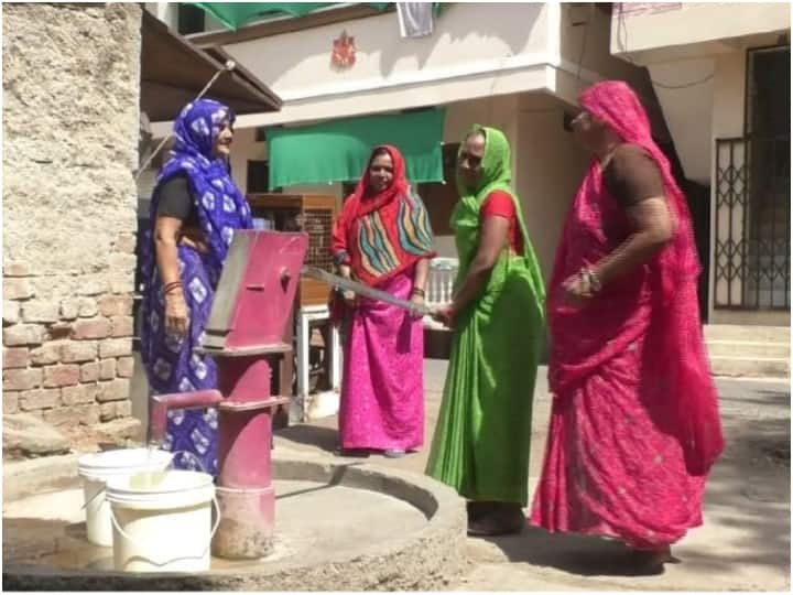 Madhya Pradesh villagers are wandering from door to door for drinking water ann MP Water Crisis: मध्य प्रदेश में सिर्फ कागजों पर दिख रही है योजनाएं, पेयजल के लिए दर-दर भटक रहे हैं ग्रामीण