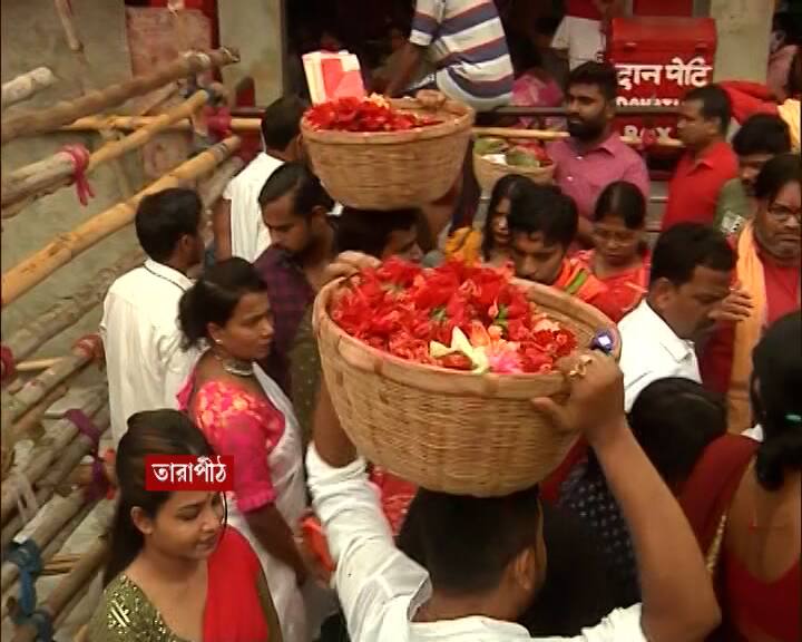 কালীঘাট থেকে দক্ষিণেশ্বর, লেক কালীবাড়ি থেকে তারাপীঠ, মন্দিরে মন্দিরে পুজো দেওয়ার লম্বা লাইন। (ছবি সৌজন্যে- পার্থ প্রতিম ঘোষ)