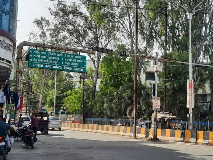 मध्य प्रदेश में प्रतिवर्ष हजारों की संख्या में लोग सड़क दुर्घटना का शिकार होते हैं. कई स्थानों पर यह भी देखने में आया है कि यातायात सिग्नल बंद होने की वजह से भी सड़क दुर्घटनाएं बढ़ी है. यातायात दुर्घटना को रोकने के लिए अब सोलर सिग्नल का उपयोग किया जा रहा है.