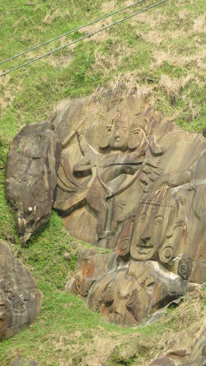 ਮਤਲਬ ਇੱਕ ਕਰੋੜ ਤੋਂ ਘੱਟ। ਸ਼ਰਤ ਮੁਤਾਬਕ ਕਾਰੀਗਰ ਕਾਲੂ ਭਗਵਾਨ ਸ਼ਿਵ ਅਤੇ ਪਾਰਵਤੀ ਨਾਲ ਕੈਲਾਸ਼ ਪਰਬਤ 'ਤੇ ਨਹੀਂ ਜਾ ਸਕਦਾ ਸੀ ਪਰ ਉਸ ਦੀ ਮਿਹਨਤ ਅੱਜ ਵੀ ਇਨ੍ਹਾਂ ਪਹਾੜਾਂ 'ਚ ਮੌਜੂਦ ਹੈ।