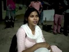 Singrauli: प्रेमी के घर के बाहर धरने पर बैठी प्रेमिका, कहा- ‘चाहे जान चली जाए पर शादी करूंगी तो इसी से'