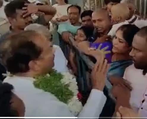 Devotees at the Srikalahasti temple were outraged when the queues stopped for hours for the minister to arrive. Srikalahasti Minister : మినిస్టర్ గో బ్యాక్ - ఆ ఆలయంలో కొత్త ఏపీ మంత్రికి సెగ !