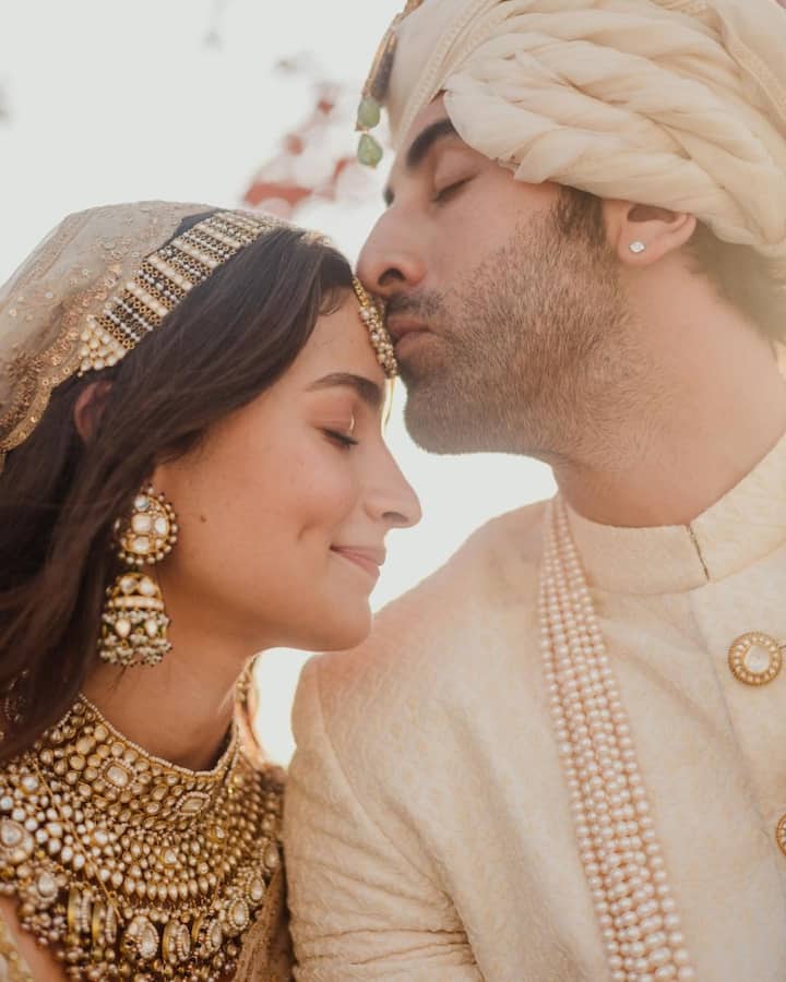 आलियाचं मंगळसूत्र हे सोन्याच्या चैनीनं तयार केलं आहे. तसेच टीयर ड्रॉप शेपमधील डायमंड आणि काळे मोती देखील आलियाच्या मंगळसूत्रामध्ये आहेत. मंगळसूत्राचे पेंडंट इनफिनिटी डिझाइनं तयार करण्यात आलं आहे.(photo:social media)