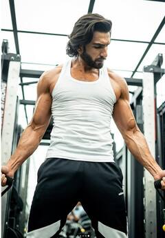 रणवीर सिंह की कड़क बॉडी देख लोगों के छूटे पसीने, बोले- 'स्क्रीन क्रेक हो गई'