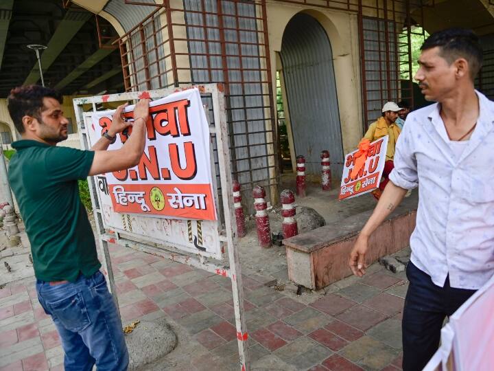 दिल्ली पुलिस ने शुक्रवार को राष्ट्रीय राजधानी में जवाहरलाल नेहरू विश्वविद्यालय (जेएनयू) परिसर के बाहर से 'भगवा जेएनयू' के भगवा झंडे और होर्डिग को हटा दिया है. इसके कुछ घंटे बाद हिंदू सेना के अध्यक्ष विष्णु गुप्ता ने कहा कि दिल्ली पुलिस को झंडा उतारने की इतनी जल्दी नहीं करनी चाहिए क्योंकि 'भगवा' आतंक का प्रतीक नहीं है.
