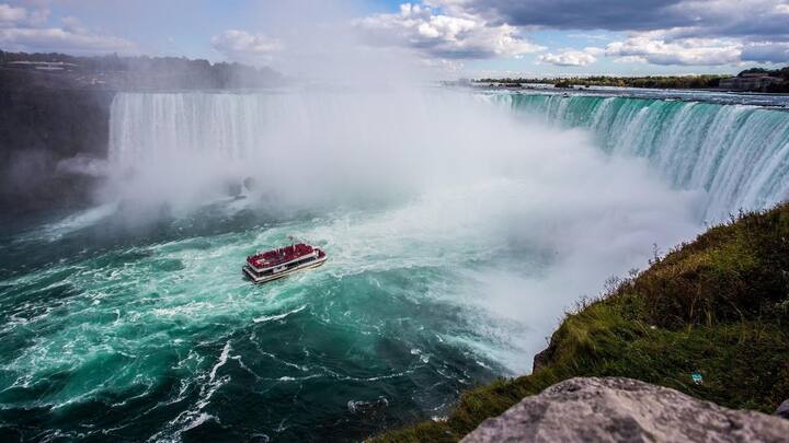 কানাডিয়ান জলপ্রপাত, আমেরিকান ফলস এবং ব্রাইডাল ভেল জলপ্রপাত- এই তিনটি জলপ্রপাত নিয়ে গঠিত নায়াগ্রা জলপ্রপাত।
