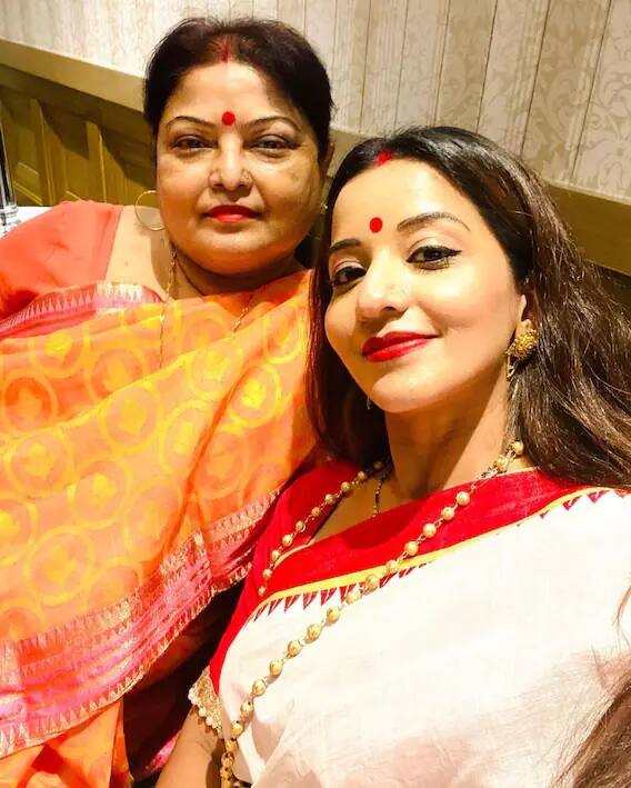 Bhojpuri queen Monalisa seen in red bindi and traditional Bengali look, see photo