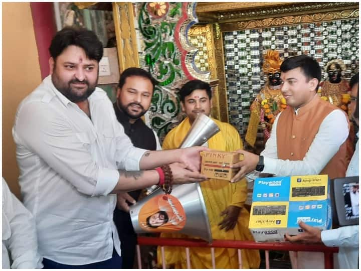 Mumbai, BJP leaders are distributing free loudspeakers for Temples ann मुंबई में बीजेपी नेता मंदिरों के लिए फ्री में बांट रहें हैं हज़ारों लाउडस्पीकर