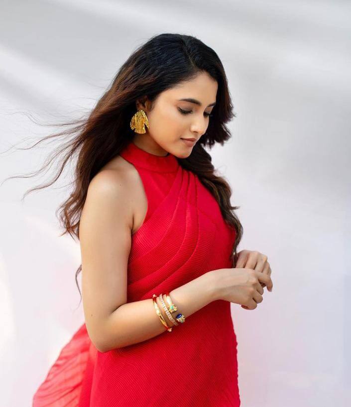 நீ அணைக்கின்ற வேளையில் உயிர்ப்பூ திடுக்கென்று மலரும்
