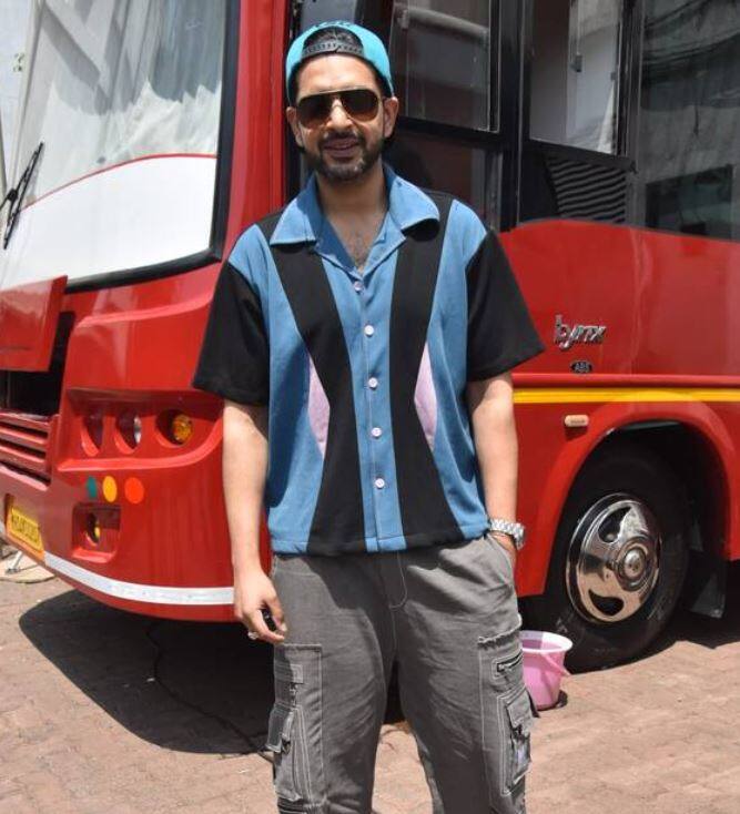 ਡਾਂਸ ਦੀਵਾਨੇ ਜੂਨੀਅਰ ਦੇ ਪ੍ਰਮੋਸ਼ਨ ਲਈ ਕਰਨ ਕੁੰਦਰਾ ਵੀ ਨੀਤੂ ਕਪੂਰ ਦੇ ਨਾਲ ਸਨ। ਕਰਨ ਕੁੰਦਰਾ ਇਸ ਸ਼ੋਅ ਨੂੰ ਹੋਸਟ ਕਰਦੇ ਨਜ਼ਰ ਆਉਣਗੇ।