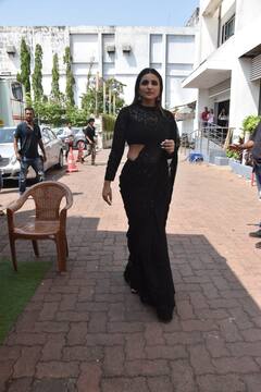 ब्लैक साड़ी में बेहद खूबसूरत लग रहीं परिणीति चोपड़ा, फोटोज देख तेज हुई फैन्स की धड़कनें!