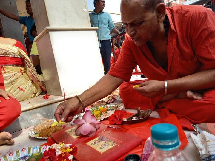 করোনাকালের উদ্বেগ কাটিয়ে নববর্ষের আবাহনে মেতেছে গোটা বাংলা৷ প্রিয়জনের সঙ্গে ভাগ করে নেওয়া নতুন বছরের আনন্দ৷ (ছবি সৌজন্যে- পার্থ প্রতিম ঘোষ)