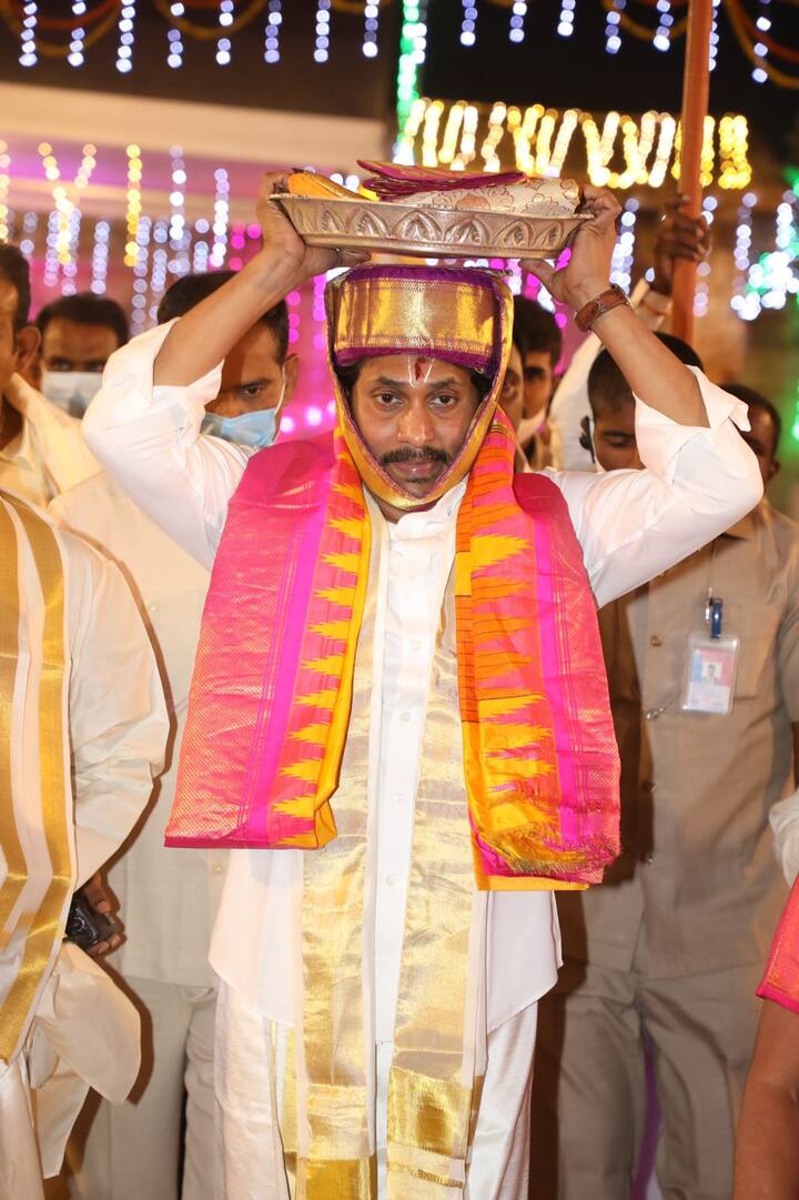 సీఎం జగన్ కు శేషవస్త్రం అందించి వేద పండితులు వేదాశీర్వచనం చేశారు. ఛైర్మన్ వైవీ సుబ్బారెడ్డి సీఎంకు స్వామివారి తీర్థప్రసాదాలు, ఒంటిమిట్ట రాములవారి చిత్రపటం అందజేశారు