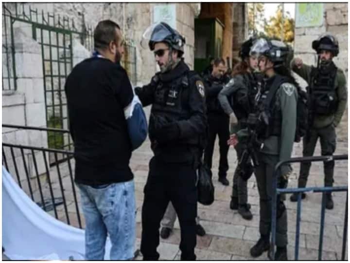 Clashes with Israeli police before Friday prayers at Al-Aqsa Mosque in Jerusalem, 20 Palestinians injured यरूशलम के अल-अक्सा मस्जिद में जुमे की नमाज से पहले इजराइली पुलिस के साथ झड़प, 20 फलस्तीनी घायल