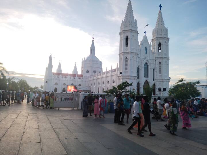 thousands of people gathered in Velankanni for Good Friday புனித வெள்ளியை முன்னிட்டு வேளாங்கண்ணியில் குவிந்த பல்லாயிரக்கணக்கான மக்கள்