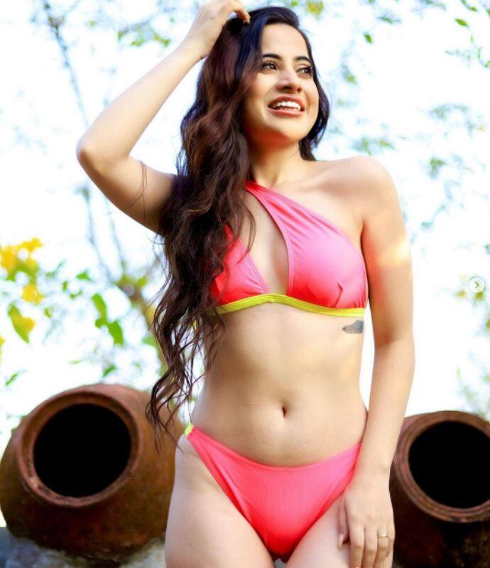 નવી તસવીરોમાં ઉર્ફી બિકિનીમાં જોવા મળી રહી છે.ઉર્ફી પોતાના બોલ્ડ અંદાજને લઈ ચર્ચામાં રહે છે.