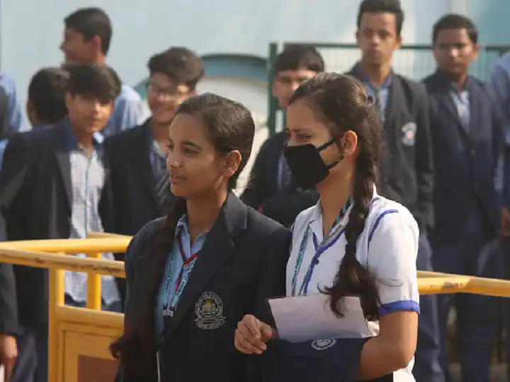 Delhi Corona Guidelines: दिल्ली में कोरोना के बढ़ते मामलों के बीच स्कूलों के लिए सलाह जारी, केस मिलने पर बंद होगा स्कूल