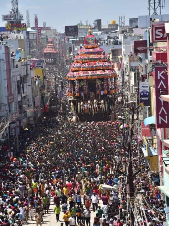 மதுரை வீதிகளில் சுற்றி வந்த மீனாட்சி சுந்தரேஸ்வரரின் தேர்