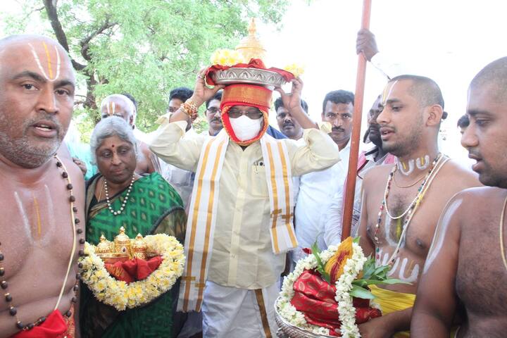 కోదండరామాలయంలోని మూల మూర్తికి ఒకటి, ఉత్సవ మూర్తులకు మూడు కిరీటాలు శ్రీవారి ఆలయం నుంచి వచ్చాయి. ఆలయ ప్రాంగణంలోని యాగశాలను దర్శించి, సీతారాముల పల్లకీ ఉత్సవంలో పాల్గొన్నారు.