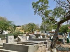 कराची के कब्रिस्तानों में मृतकों को दफनाने की जगह नहीं, भारी भरकम पैसा देकर कब्र के ऊपर कब्र बनाने की मजबूरी