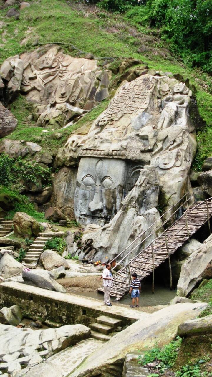 ਜੇਕਰ ਉਹ ਸ਼ਰਤ ਪੂਰੀ ਕਰਦਾ ਹੈ ਤਾਂ ਉਹ ਭਗਵਾਨ ਸ਼ਿਵ ਅਤੇ ਪਾਰਵਤੀ ਨਾਲ ਕੈਲਾਸ਼ ਜਾ ਸਕਦਾ ਹੈ। ਇਹ ਸੁਣ ਕੇ ਕਾਰੀਗਰ ਕਾਲੂ ਨੇ ਲਗਨ ਨਾਲ ਆਪਣਾ ਕੰਮ ਸ਼ੁਰੂ ਕਰ ਦਿੱਤਾ। ਉਸ ਨੇ ਸਾਰੀ ਰਾਤ ਪੂਰੀ ਲਗਨ ਤੇ ਮਿਹਨਤ ਨਾਲ ਮੂਰਤੀਆਂ ਬਣਾਈਆਂ। ਪਰ ਜਦੋਂ ਸਵੇਰੇ ਗਿਣਤੀ ਕੀਤੀ ਗਈ ਤਾਂ ਪਤਾ ਲੱਗਾ ਕਿ ਉੱਥੇ ਸਿਰਫ਼ 99 ਲੱਖ 99 ਹਜ਼ਾਰ 999 ਮੂਰਤੀਆਂ ਹੀ ਸੀ।