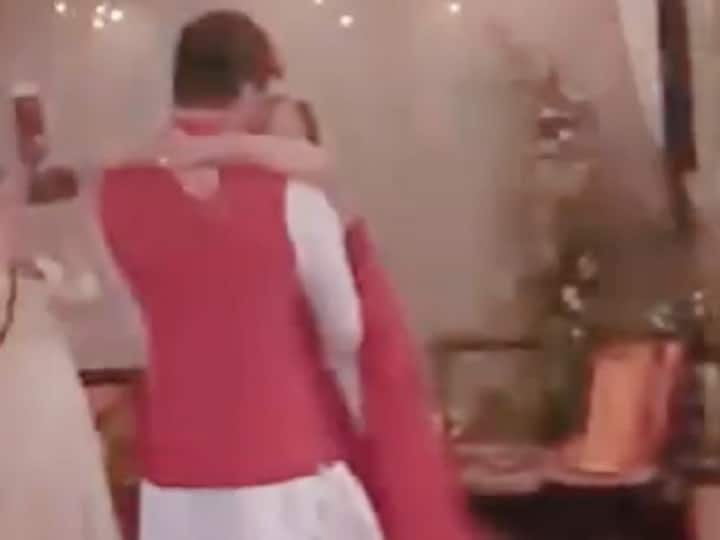 Alia Bhatt Ranbir Kapoor Sangeet UNSEEN Video Viral Alia Ranbir Dancing On Malaika Song chaiyya chaiyya रणबीर के गले में हाथ डालकर अपने संगीत में नाचीं आलिया भट्ट, मलाइका के सुपरहिट सॉन्ग पर किया रोमांटिक डांस