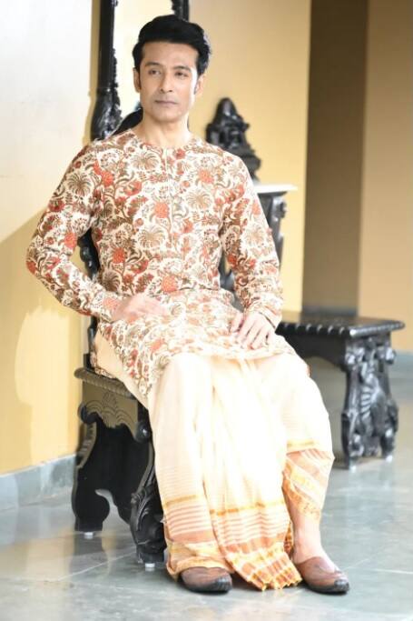 বাঙালির নববর্ষে বাঙালি সাজে ক্যামেরাবন্দি অভিনেতা টোটা রায় চৌধুরী। ধুতি আর ডিজাইনার পাঞ্জাবীতে নজর কাড়লেন। অনুরাগীদের জানালেন শুভেচ্ছা।