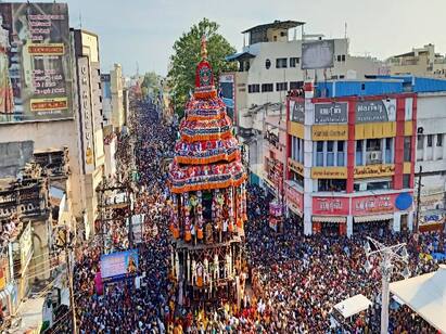 The chariot of the Madurai Chithirai Festival came Madurai Chithirai Thiruvizha: மதுரை வீதிகளில் தேரில் வலம் வந்த மீனாட்சி - சுந்தரேஸ்வரர்