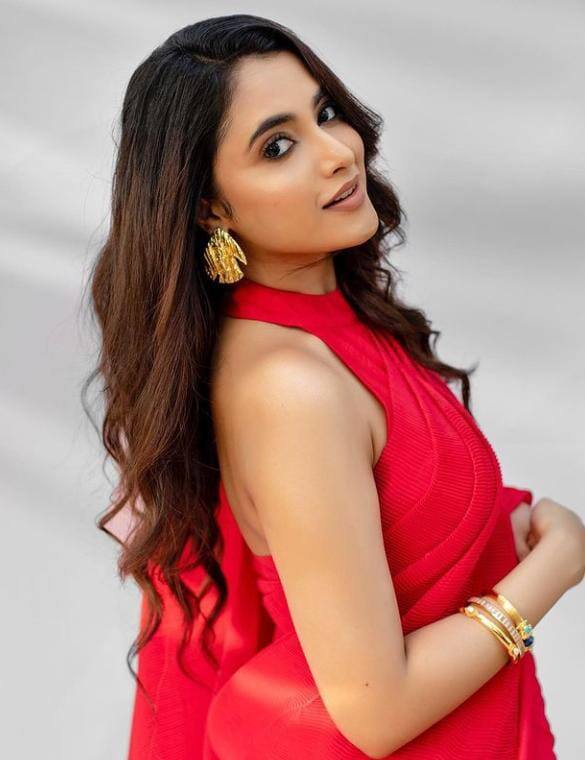 நதியே... நீயானால் கரை நானே சிறுபறவை... நீயானால் உன் வானம் நானே...