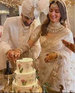 રણબીર આલિયાના લગ્ન બાદ કપૂર હાઉસમાં થઈ હતી જોરદાર પાર્ટી, દુલ્હા-દુલ્હનએ કાપી કેક, આવી રીતે થઈ ઉજવણી