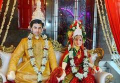 In Pics : आलिया-रणबीरचे बंगाली वेशभूषेतील फोटो व्हायरल