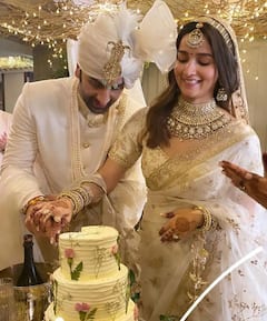 Alia Ranbir pics: திருமண மலர்கள் தருவாயா..! ஆல்யா ரன்பீர் திருமண புகைப்படங்கள்