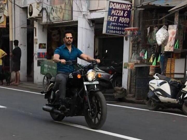 Kanpur News: बॉलीवुड एक्टर वरुण धवन को बिना हेलमेट गाड़ी चलाना पड़ा महंगा, ट्रैफिक पुलिस ने काटा चालान Kanpur traffic police cut challan Bollywood actor Varun Dhawan had to drive without helmet expensive ann Kanpur News: बॉलीवुड एक्टर वरुण धवन को बिना हेलमेट गाड़ी चलाना पड़ा महंगा, ट्रैफिक पुलिस ने काटा चालान